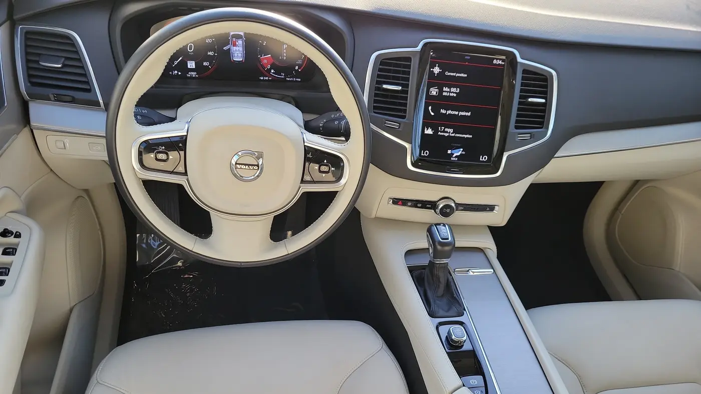 2022 Volvo XC90 T5 Momentum