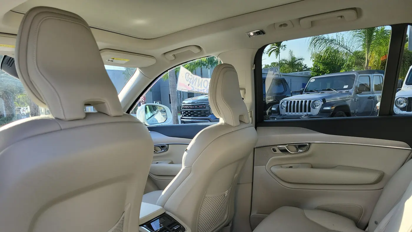 2022 Volvo XC90 T5 Momentum
