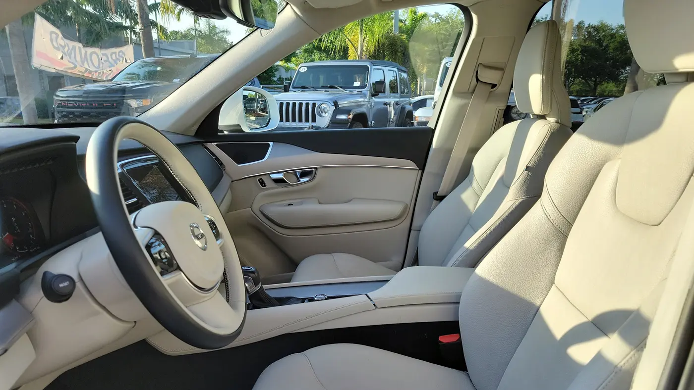 2022 Volvo XC90 T5 Momentum