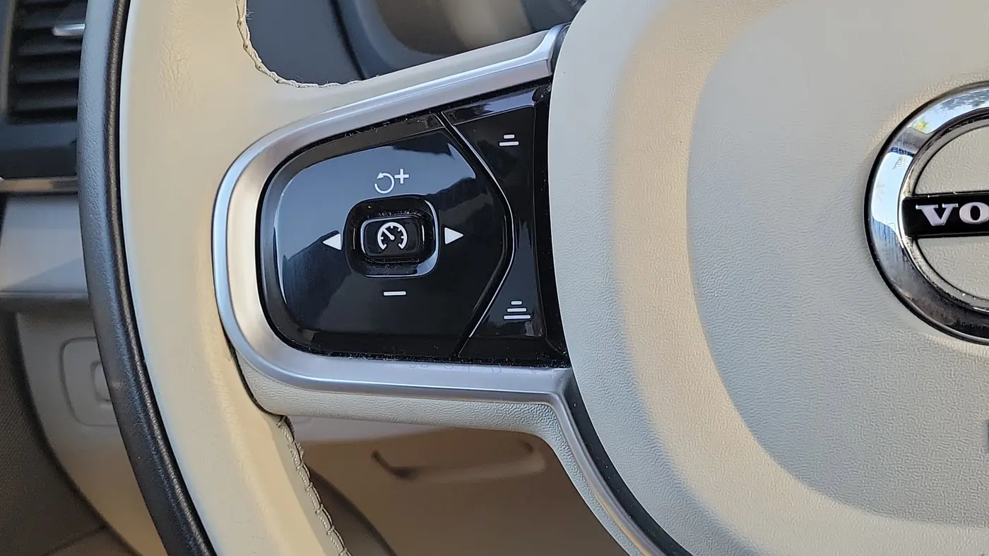 2022 Volvo XC90 T5 Momentum