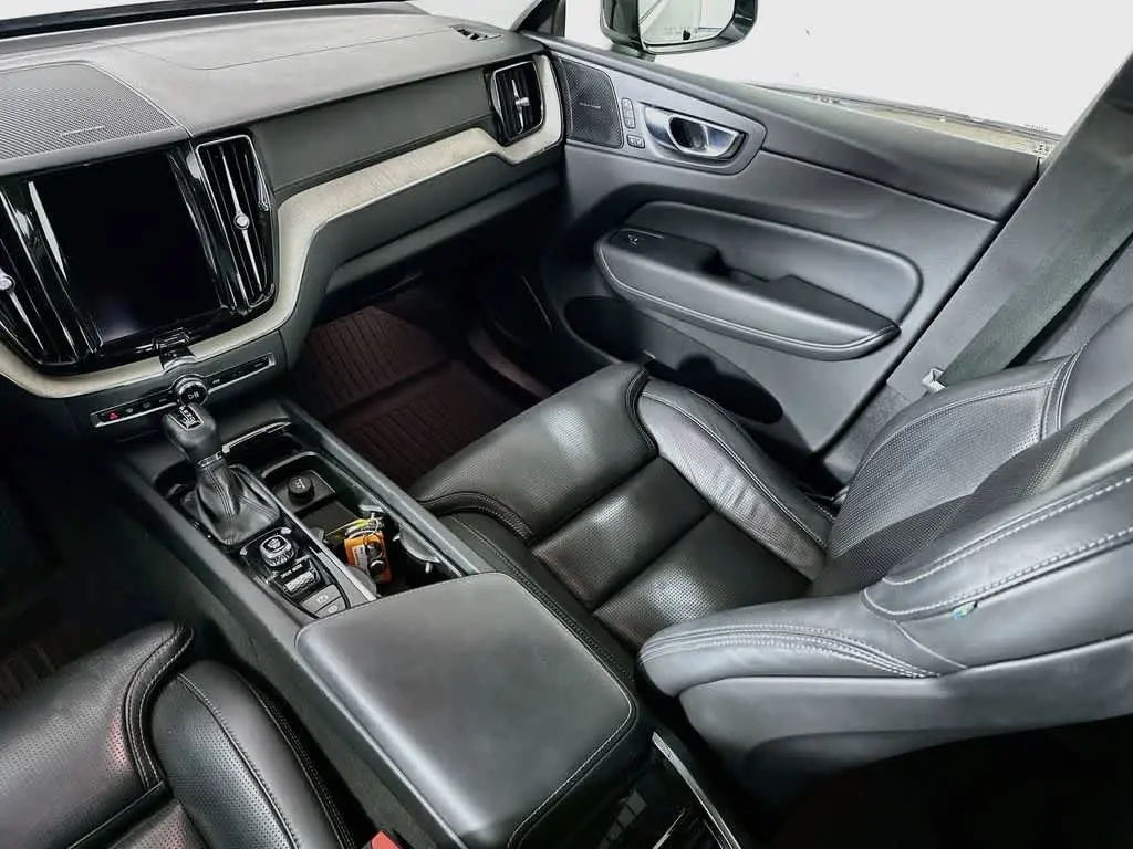2021 Volvo XC60 - $21,819