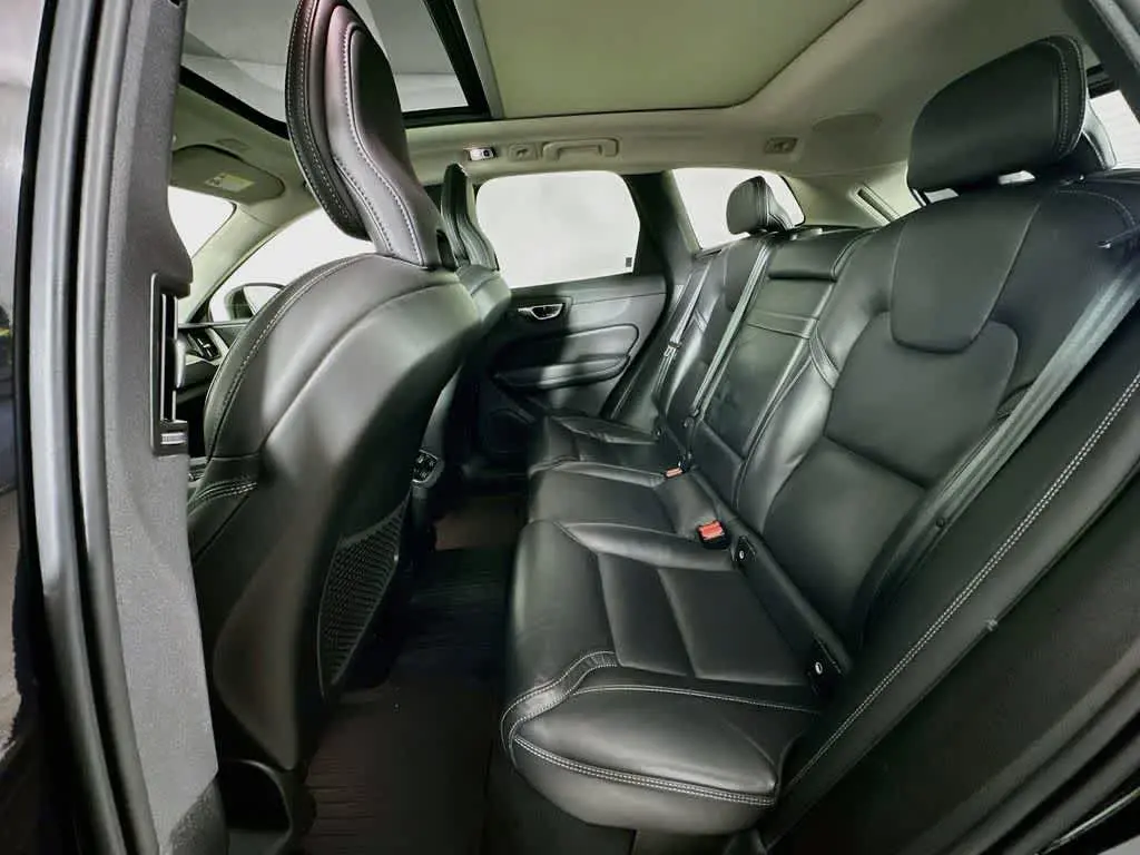 2021 Volvo XC60 - $21,819