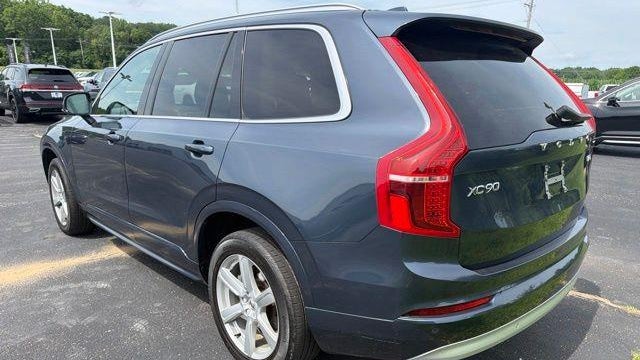 2022 Volvo XC90 T5 Momentum