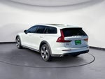 2021 V60 Cross Country Thumbnail 3