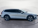 2021 V60 Cross Country Thumbnail 6