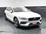 2020 V60 Cross Country Thumbnail 1