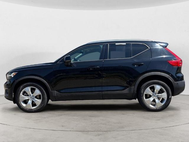 2022 Volvo XC40 - $24,542