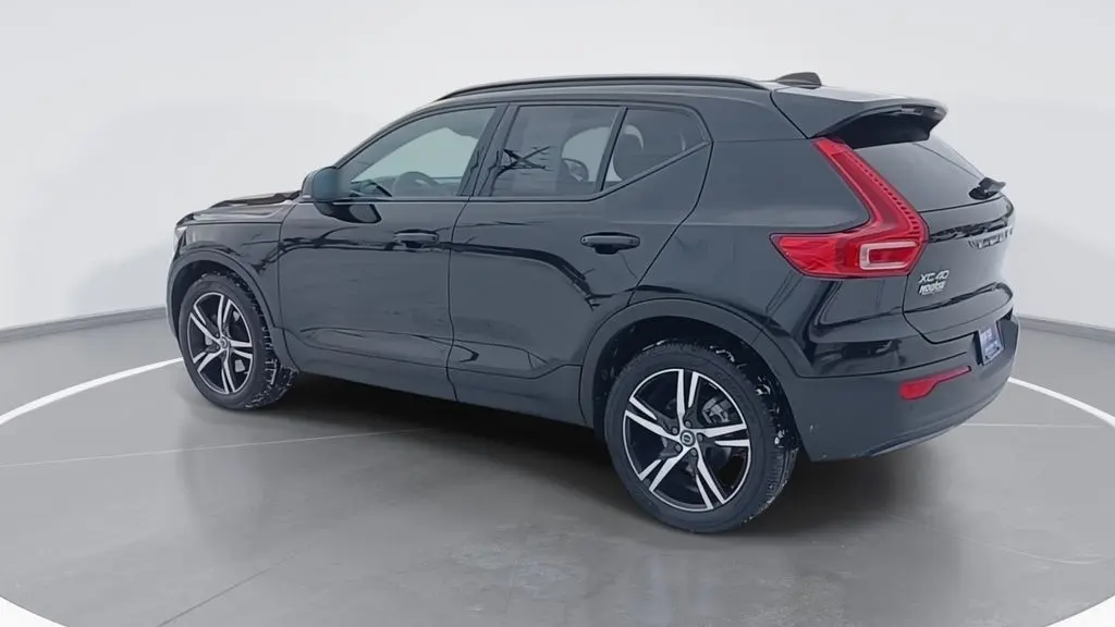 2022 Volvo XC40 T5 R-Design