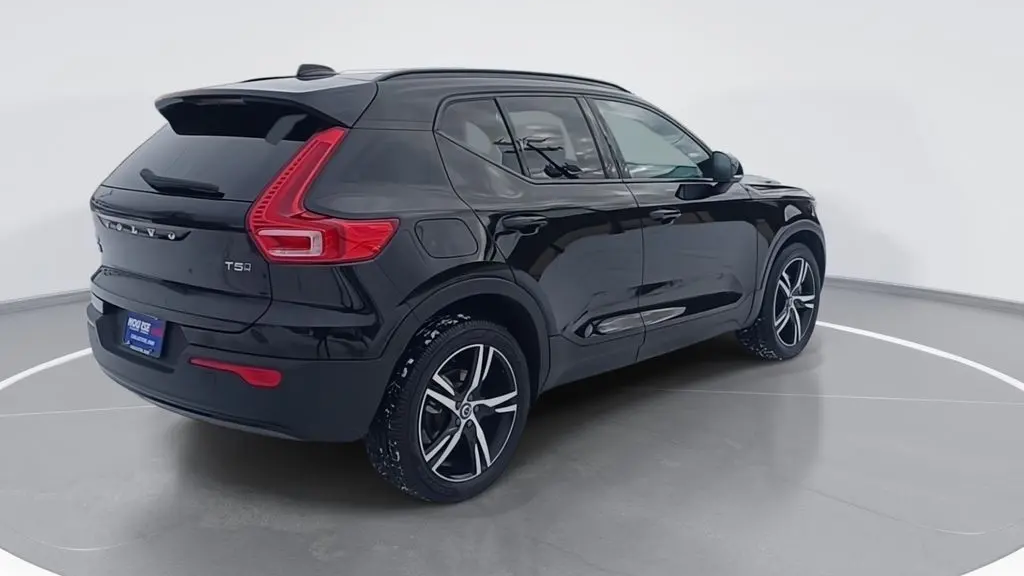 2022 Volvo XC40 T5 R-Design