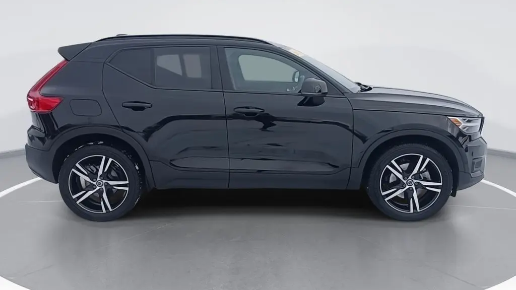2022 Volvo XC40 T5 R-Design
