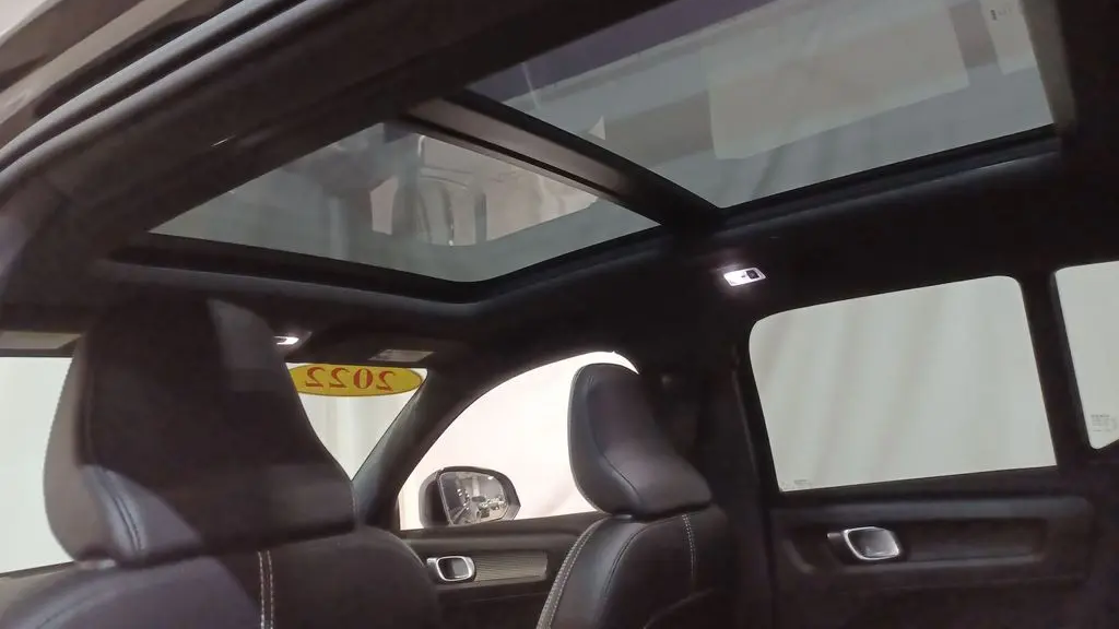 2022 Volvo XC40 T5 R-Design