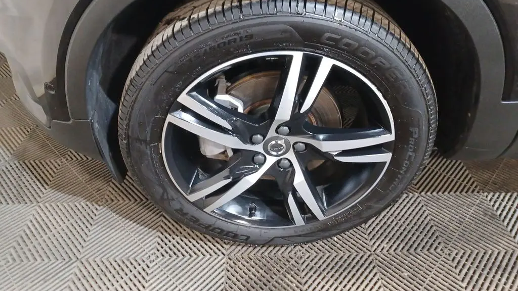 2022 Volvo XC40 T5 R-Design