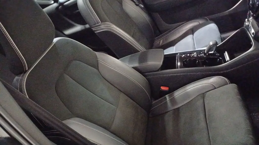 2022 Volvo XC40 T5 R-Design