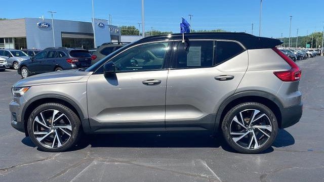2022 Volvo XC40 T5 R-Design
