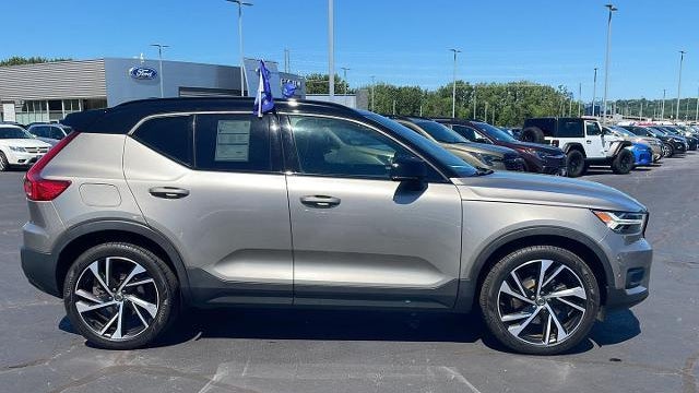2022 Volvo XC40 T5 R-Design