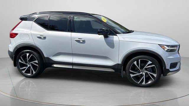 2022 Volvo XC40 T5 R-Design