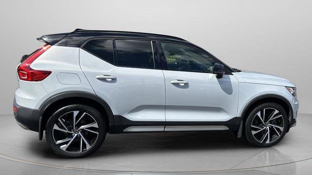 2022 Volvo XC40 T5 R-Design
