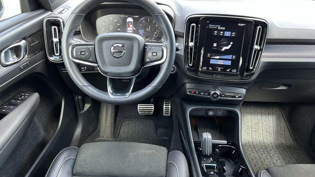 2022 Volvo XC40 T5 R-Design