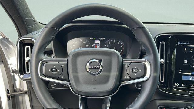 2022 Volvo XC40 T5 R-Design