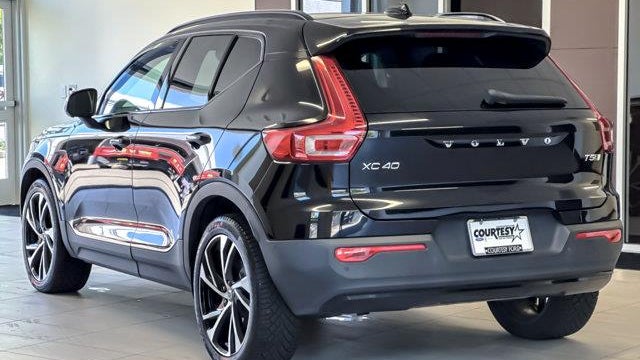 2022 Volvo XC40 T5 R-Design