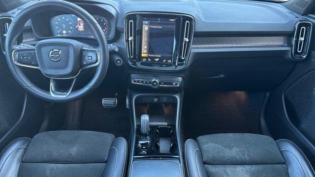 2022 Volvo XC40 T5 R-Design