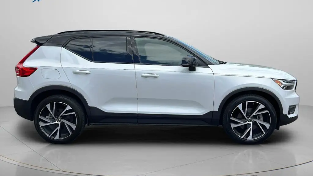 2022 Volvo XC40 T5 R-Design