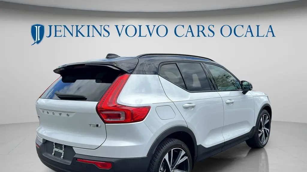 2022 Volvo XC40 T5 R-Design