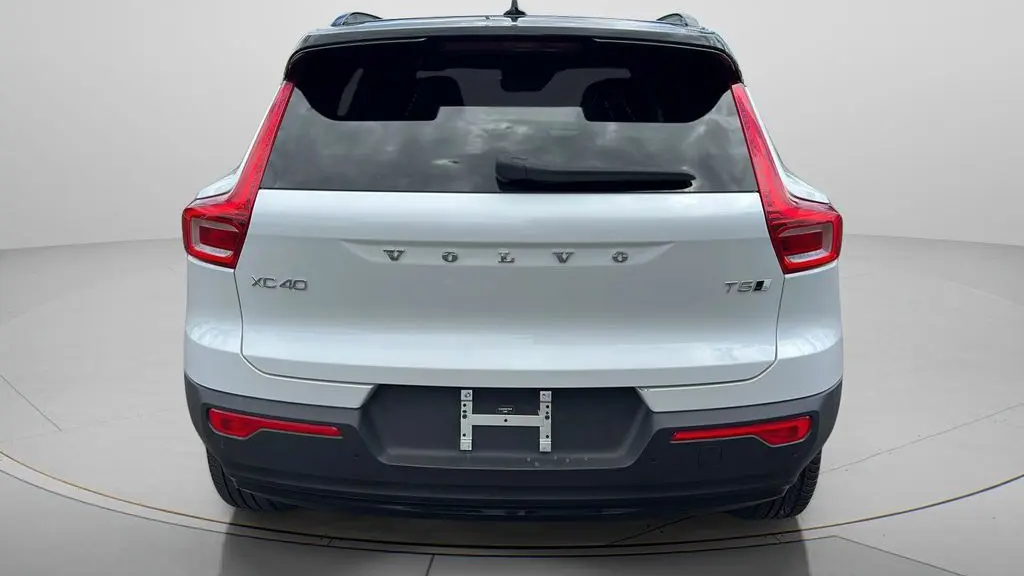 2022 Volvo XC40 T5 R-Design