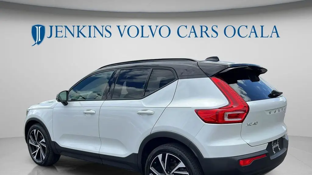 2022 Volvo XC40 T5 R-Design