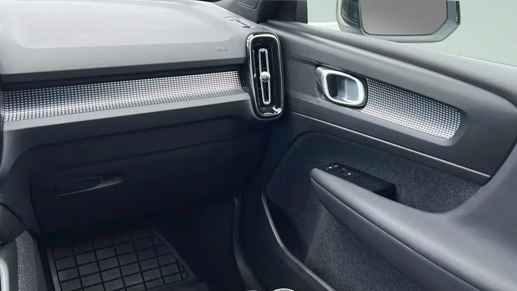 2022 Volvo XC40 T5 R-Design