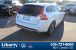 2017 V60 Cross Country Thumbnail 3