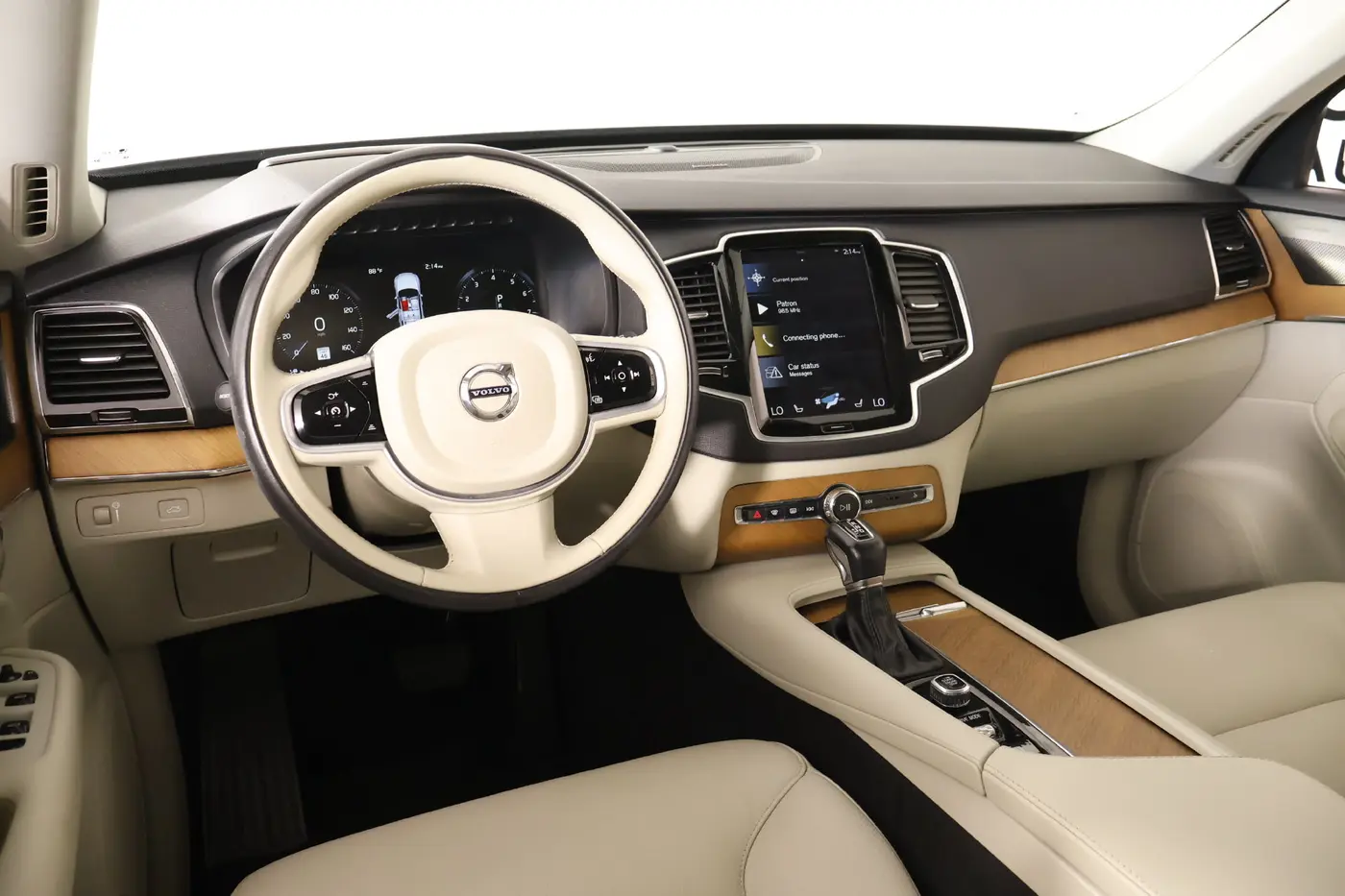 2021 Volvo XC90 T6 Momentum 6-Passenger — photo 1 of 12