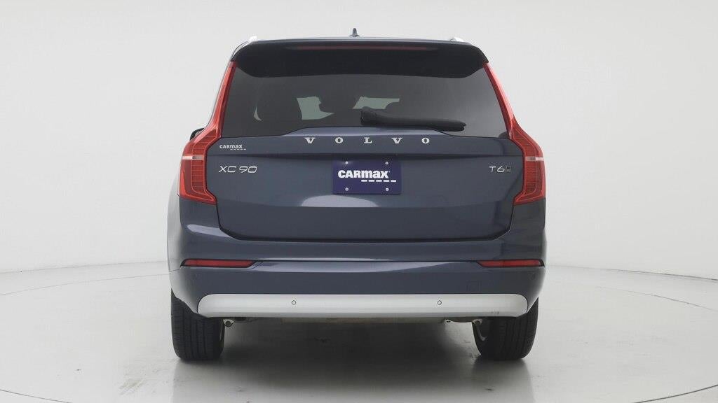 2022 Volvo XC90 T6 Momentum 6-Passenger