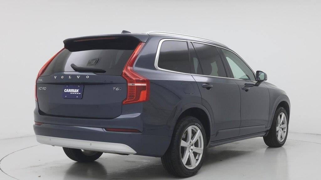 2022 Volvo XC90 T6 Momentum 6-Passenger