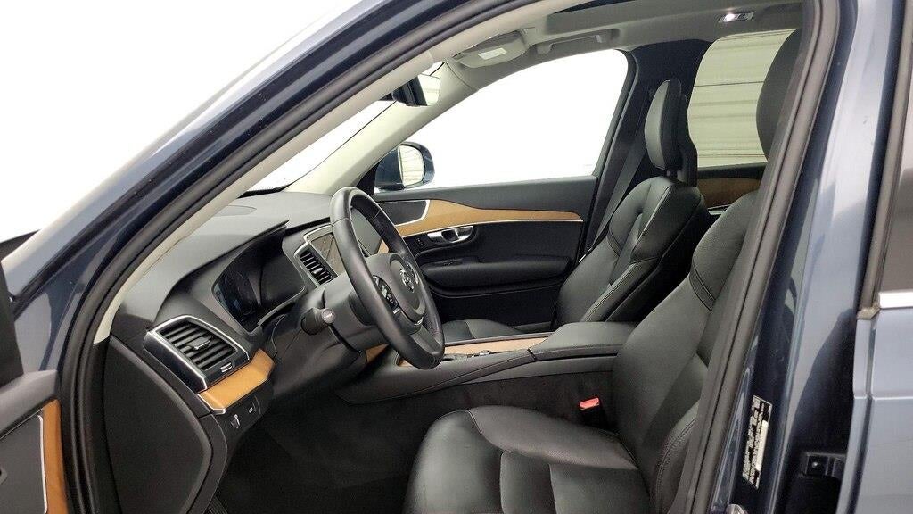 2022 Volvo XC90 T6 Momentum 6-Passenger