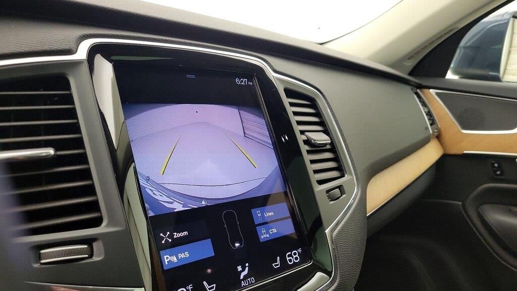 2022 Volvo XC90 T6 Momentum 6-Passenger