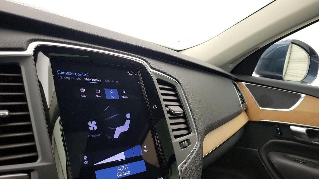 2022 Volvo XC90 T6 Momentum 6-Passenger
