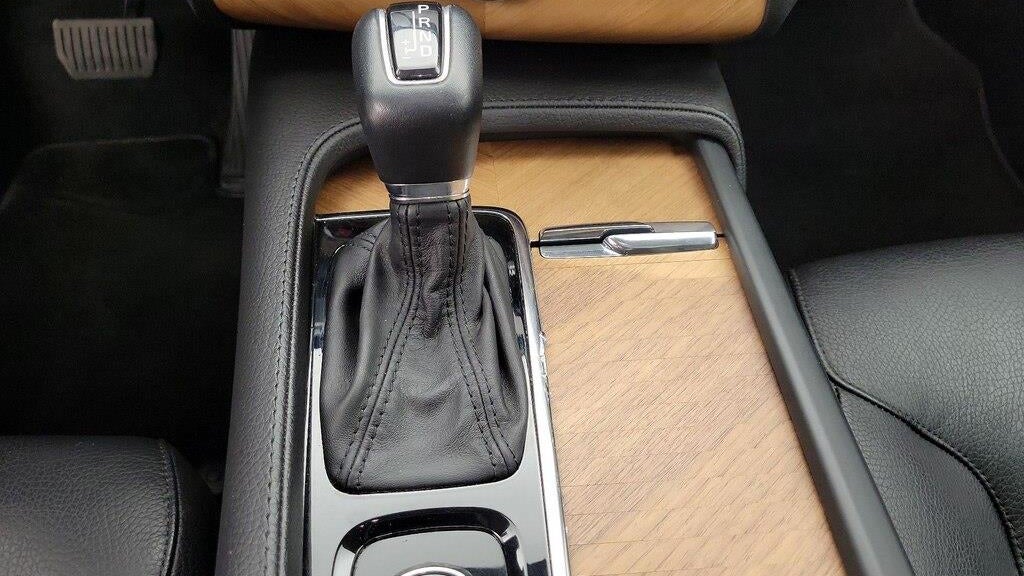 2022 Volvo XC90 T6 Momentum 6-Passenger