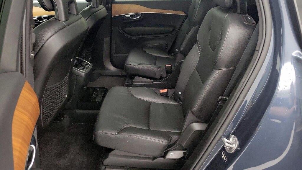 2022 Volvo XC90 T6 Momentum 6-Passenger
