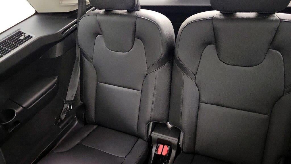 2022 Volvo XC90 T6 Momentum 6-Passenger