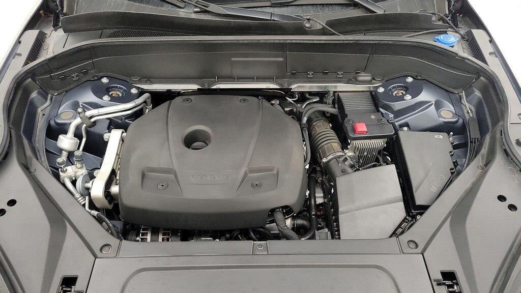 2022 Volvo XC90 T6 Momentum 6-Passenger