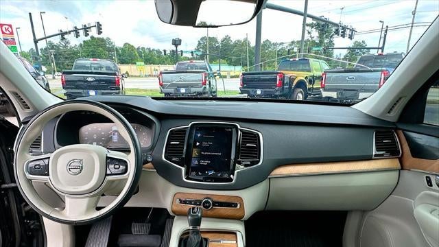 2022 Volvo XC90 T6 Momentum 6-Passenger