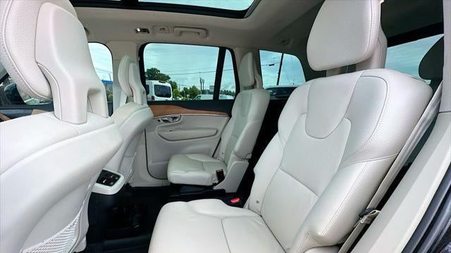 2022 Volvo XC90 T6 Momentum 6-Passenger