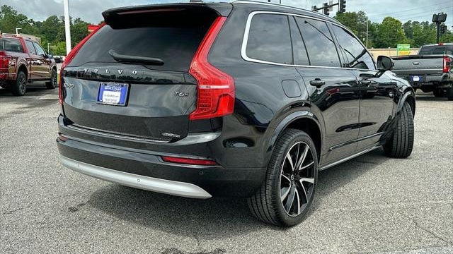 2022 Volvo XC90 T6 Momentum 6-Passenger