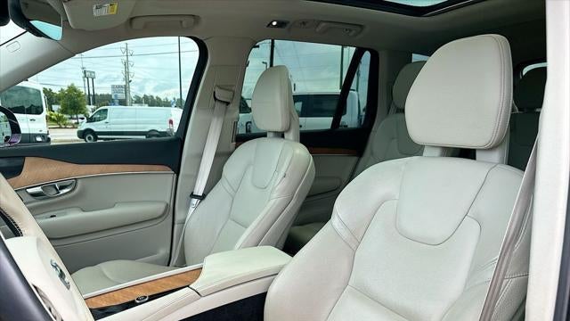 2022 Volvo XC90 T6 Momentum 6-Passenger