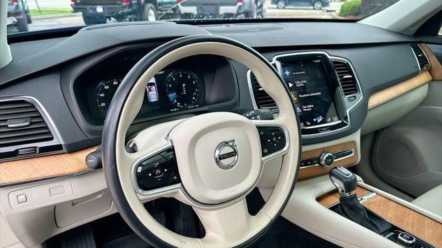 2022 Volvo XC90 T6 Momentum 6-Passenger