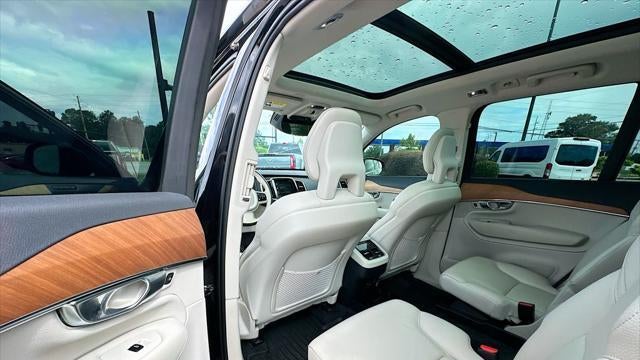 2022 Volvo XC90 T6 Momentum 6-Passenger