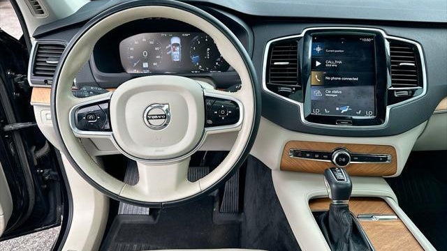 2022 Volvo XC90 T6 Momentum 6-Passenger