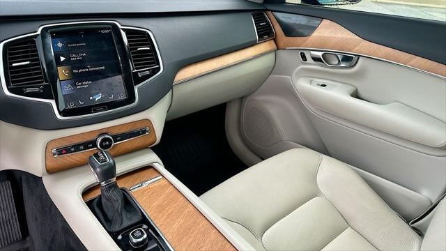 2022 Volvo XC90 T6 Momentum 6-Passenger