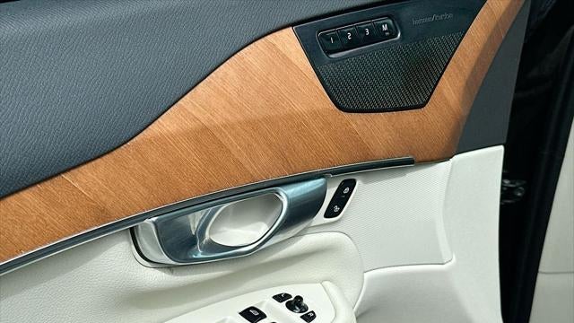 2022 Volvo XC90 T6 Momentum 6-Passenger